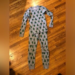 Hanna Andersson evergreen tree pajama set. Size 120